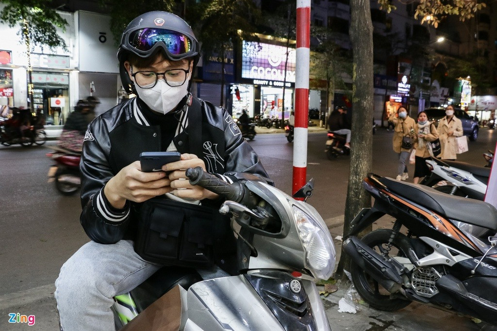 Thuận (22 tuổi) đang chờ đợi em gái mua sắm ở bên trong cửa hàng. Trước đó, anh vừa mua được 2 chiếc áo ưng ý nhờ sự tư vấn của người bạn đồng hành. "Tôi thấy quần áo nữ từa tựa kiểu dáng, không dám đưa ra lời khuyên thời trang cho em mình", anh chia sẻ. Thuận (22 tuổi) đang chờ đợi em gái mua sắm ở bên trong cửa hàng. Trước đó, anh vừa mua được 2 chiếc áo ưng ý nhờ sự tư vấn của người bạn đồng hành. "Tôi thấy quần áo nữ từa tựa kiểu dáng, không dám đưa ra lời khuyên thời trang cho em mình", anh chia sẻ.