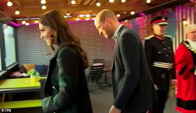 William và Kate phớt lờ và rời khỏi tòa nhà sau khi bị phóng viên hỏi về Harry. Ảnh: ITN.