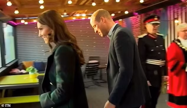 William và Kate phớt lờ và rời khỏi tòa nhà sau khi bị phóng viên hỏi về Harry. Ảnh: ITN. William và Kate phớt lờ và rời khỏi tòa nhà sau khi bị phóng viên hỏi về Harry. Ảnh: ITN.