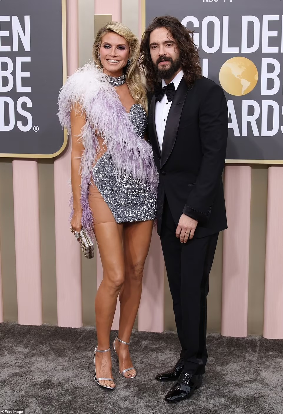 Siêu mẫu Heidi Klum dẫn đầu top sao mặc xấu trên thảm đỏ Quả cầu vàng 2023. Cô mặc chiếc váy ngắn lông vũ theo phong cách showgirl hở hang, với đường viền lông vũ màu tím vắt chéo người trông hơi sến và thiếu tính thẩm mỹ. Ảnh: WireImage. Siêu mẫu Heidi Klum dẫn đầu top sao mặc xấu trên thảm đỏ Quả cầu vàng 2023. Cô mặc chiếc váy ngắn lông vũ theo phong cách showgirl hở hang, với đường viền lông vũ màu tím vắt chéo người trông hơi sến và thiếu tính thẩm mỹ. Ảnh: WireImage.