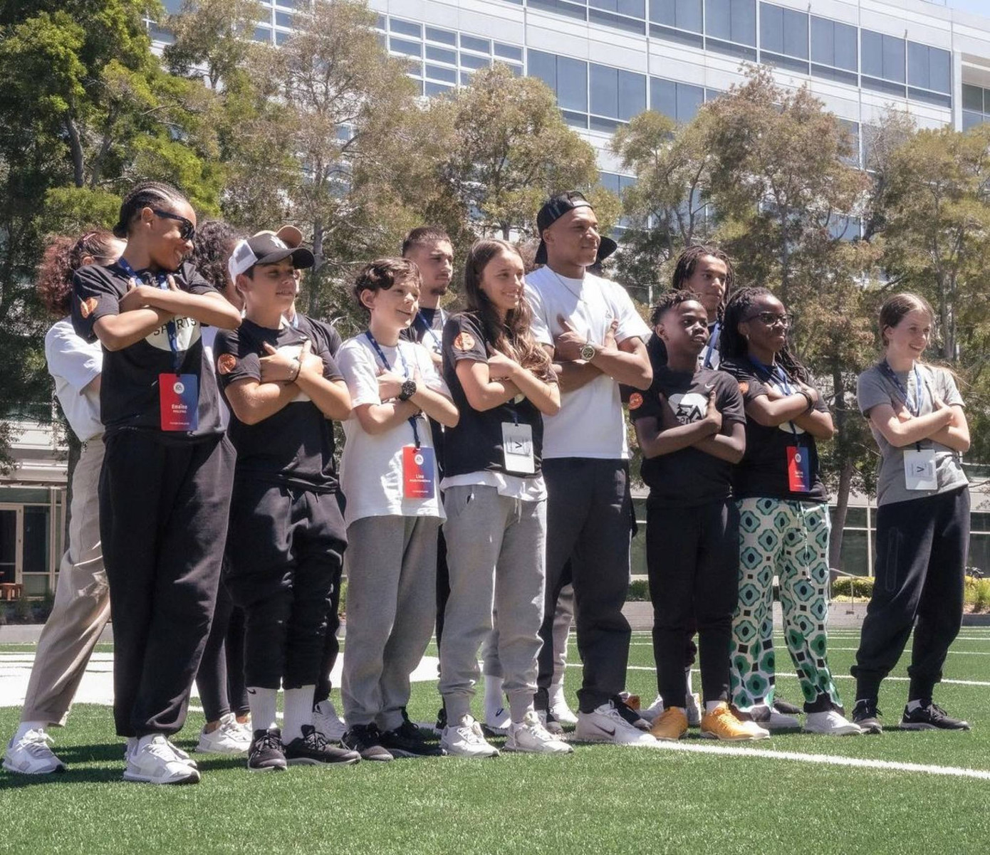 Không chỉ tiêu tiền cho mình, Mbappé còn giúp đỡ trẻ em thực hiện giấc mơ và những người có hoàn cảnh khó khăn. Ảnh: IG. Không chỉ tiêu tiền cho mình, Mbappé còn giúp đỡ trẻ em thực hiện giấc mơ và những người có hoàn cảnh khó khăn. Ảnh: IG.