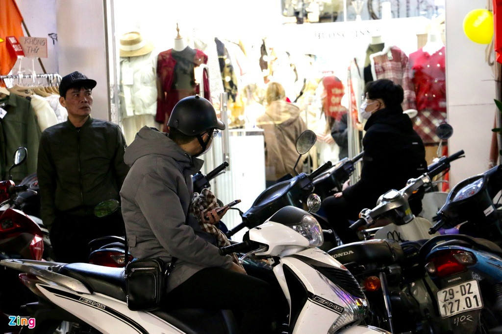 Nhiều cửa hàng không còn chỗ để xe máy. Rất nhiều bạn trai lựa chọn đứng bên ngoài trong tiết trời 14 độ C để chờ người yêu, người thân vào bên trong mua sắm. Nhiều cửa hàng không còn chỗ để xe máy. Rất nhiều bạn trai lựa chọn đứng bên ngoài trong tiết trời 14 độ C để chờ người yêu, người thân vào bên trong mua sắm.