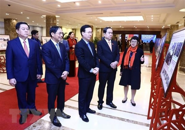 Thường trực Ban Bí thư Võ Văn Thưởng và Phó Chủ tịch Thường trực Quốc hội Trần Thanh Mẫn cùng các đại biểu tham quan trưng bày tư liệu và hình ảnh lịch sử tại lễ kỷ niệm. (Ảnh: Lâm Khánh/TTXVN) Thường trực Ban Bí thư Võ Văn Thưởng và Phó Chủ tịch Thường trực Quốc hội Trần Thanh Mẫn cùng các đại biểu tham quan trưng bày tư liệu và hình ảnh lịch sử tại lễ kỷ niệm. (Ảnh: Lâm Khánh/TTXVN)