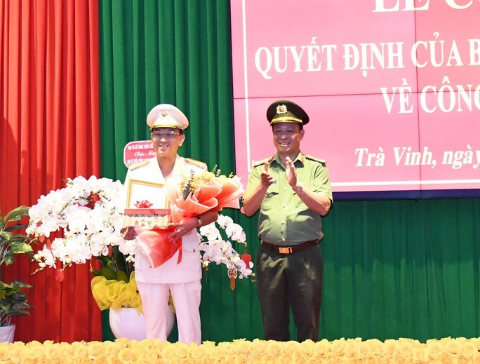 Đại tá Trần Xuân Ánh, thừa uỷ quyền của Bộ trưởng Bộ Công an trao quyết định cho Đại tá Trần Hồng Minh. Ảnh: NLĐ. Đại tá Trần Xuân Ánh, thừa uỷ quyền của Bộ trưởng Bộ Công an trao quyết định cho Đại tá Trần Hồng Minh. Ảnh: NLĐ.