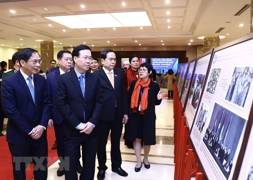 Thường trực Ban Bí thư Võ Văn Thưởng và Phó Chủ tịch Thường trực Quốc hội Trần Thanh Mẫn cùng các đại biểu tham quan trưng bày tư liệu và hình ảnh lịch sử tại lễ kỷ niệm. (Ảnh: Lâm Khánh/TTXVN)