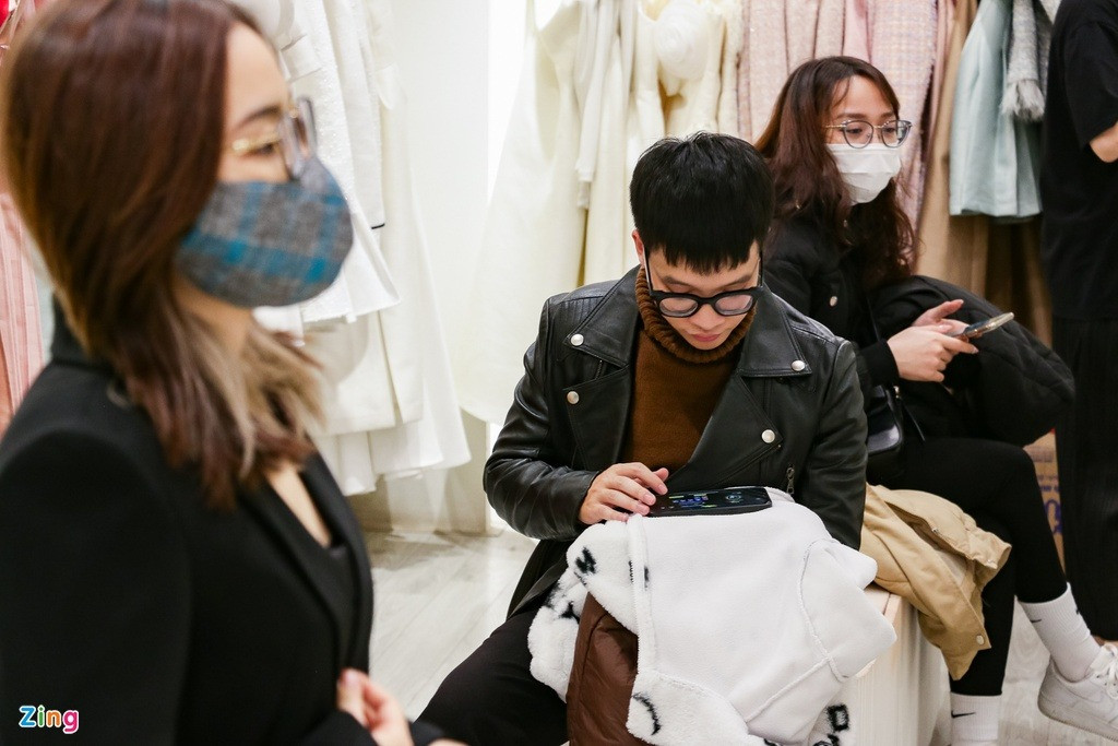 Cùng nhau đi mua sắm là hoạt động yêu thích của cặp đôi này. Tuấn Linh cho biết anh không ngại ngồi đợi và cũng thích lựa chọn đồ cho bạn gái, còn Hà My cũng tin tưởng vào mắt thẩm mỹ của bạn trai. "Anh ấy có gu thời trang, lại bắt trend nhanh nên biết món đồ nào đang được ưa chuộng", cô cho biết. Cùng nhau đi mua sắm là hoạt động yêu thích của cặp đôi này. Tuấn Linh cho biết anh không ngại ngồi đợi và cũng thích lựa chọn đồ cho bạn gái, còn Hà My cũng tin tưởng vào mắt thẩm mỹ của bạn trai. "Anh ấy có gu thời trang, lại bắt trend nhanh nên biết món đồ nào đang được ưa chuộng", cô cho biết.