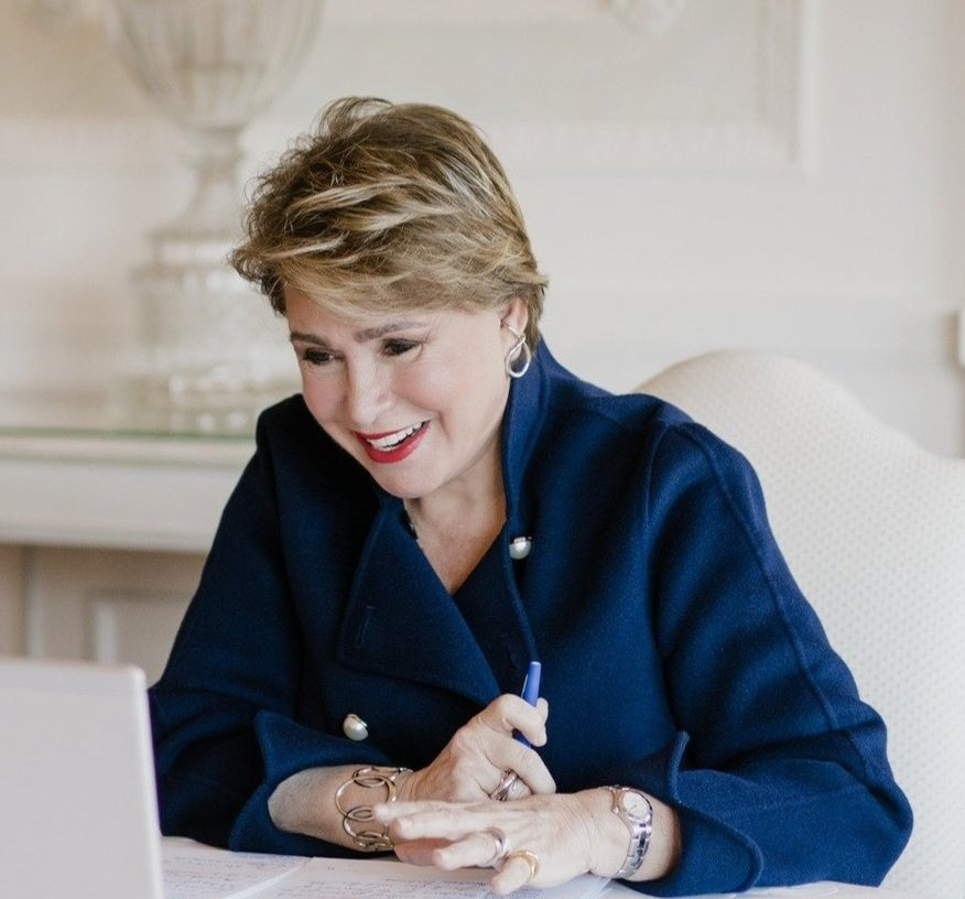 Nữ công tước Maria Teresa của Luxembourg giữ hạng 5. Bà mua 149 mặt hàng mới vào năm 2022, với 119 món trong số đó có giá 134.493 bảng Anh (3,8 tỷ đồng). Giá trung bình cho mỗi món đồ là 1.139,19 bảng Anh (32,6 triệu đồng). Ảnh: UFO No More.