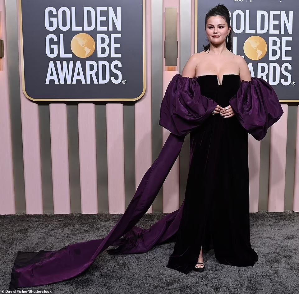 Trang phục của Selena Gomez được đánh giá có phong cách bình thường trong danh sách sao mặc xấu. Điểm khó hiểu duy nhất là phần tay bồng không ăn khớp với đầm quây gợi cảm. Ảnh: Shutterstock. Trang phục của Selena Gomez được đánh giá có phong cách bình thường trong danh sách sao mặc xấu. Điểm khó hiểu duy nhất là phần tay bồng không ăn khớp với đầm quây gợi cảm. Ảnh: Shutterstock.