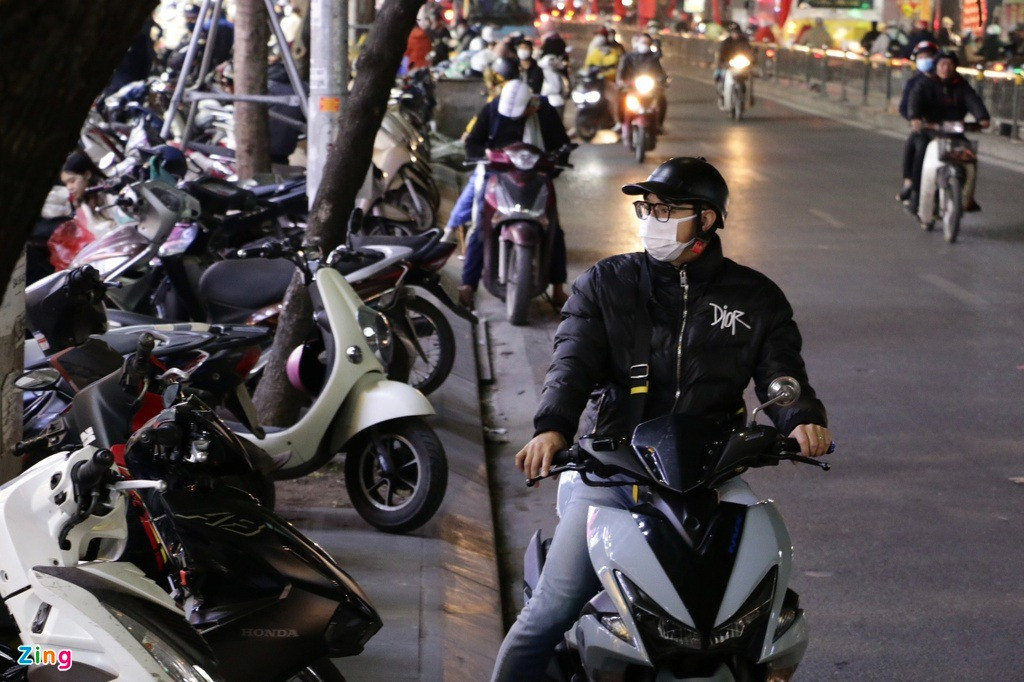 Vào những ngày này, do số lượng khách hàng trực tiếp tới cửa hàng tăng đáng kể, nhiều shop "du di" thời gian mở cửa tới muộn, thay vì 21-22h như thường lệ. Vào những ngày này, do số lượng khách hàng trực tiếp tới cửa hàng tăng đáng kể, nhiều shop "du di" thời gian mở cửa tới muộn, thay vì 21-22h như thường lệ.