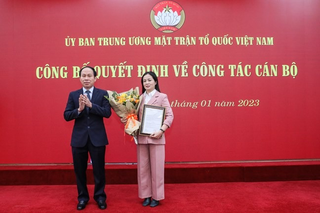 Đồng chí Lê Tiến Châu trao quyết định và chúc mừng đồng chí Nông Thị Mai Huyền. Ảnh: Chinhphu.vn Đồng chí Lê Tiến Châu trao quyết định và chúc mừng đồng chí Nông Thị Mai Huyền. Ảnh: Chinhphu.vn