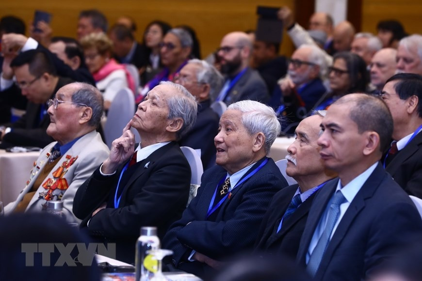 Ông Hà Đăng, thành viên đoàn đàm phán Hiệp định Paris (giữa) cùng các nhân chứng lịch sử dự lễ kỷ niệm. (Ảnh: Lâm Khánh/TTXVN)