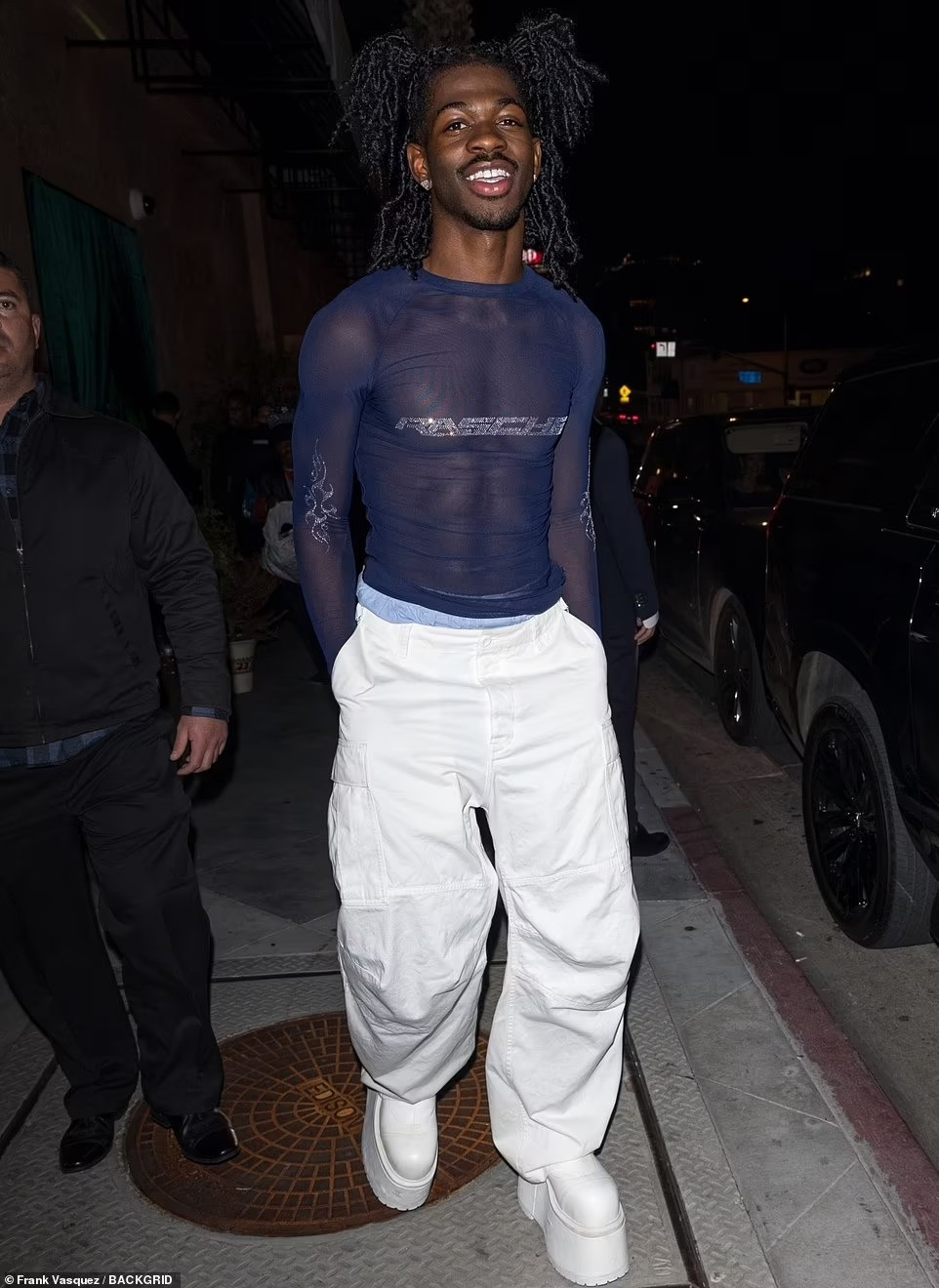 Lil Nas X rạng rỡ trong trang phục phi giới tính. Ảnh: BackGrid.