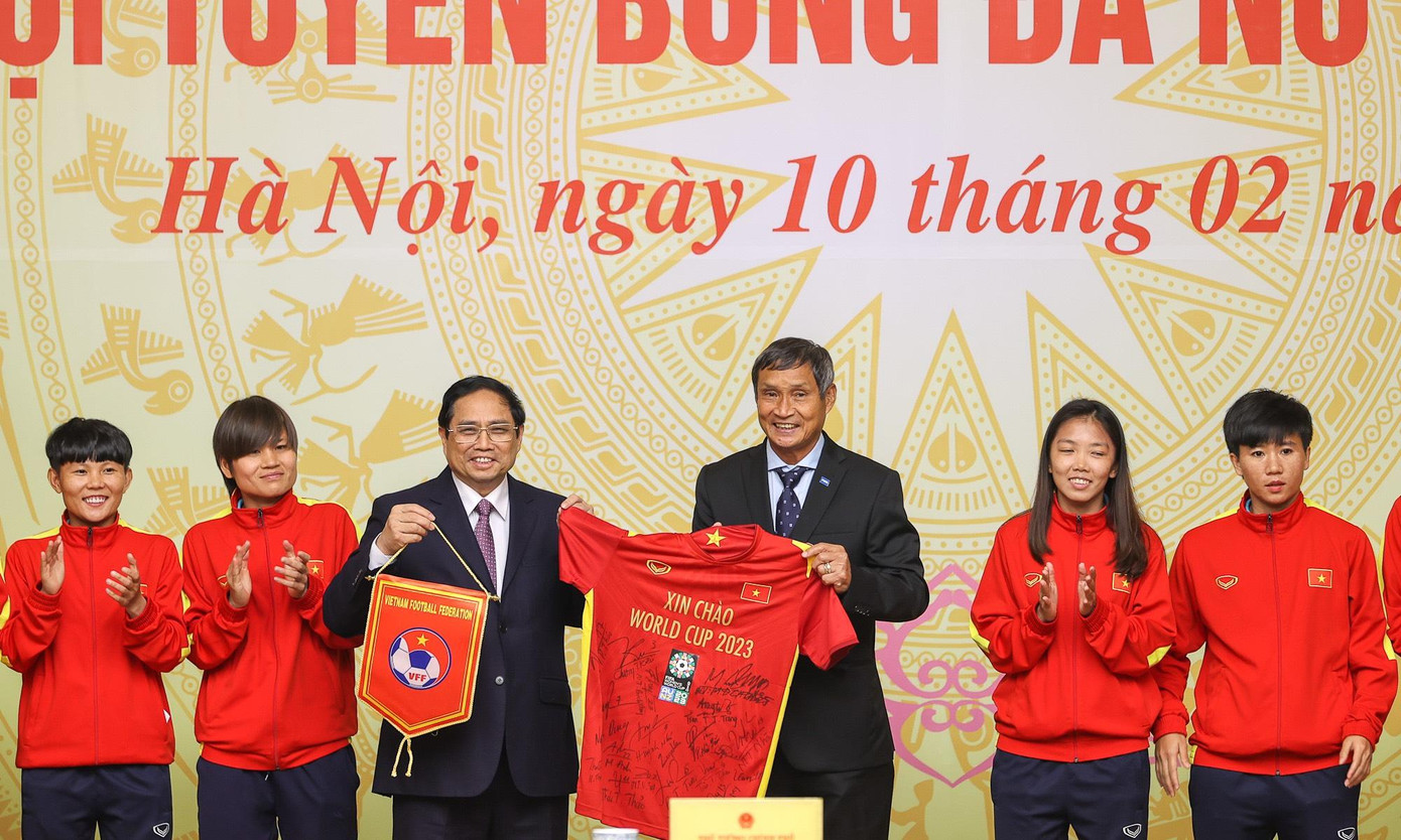 Thủ tướng và các cầu thủ, HLV tại buổi gặp mặt. (Ảnh: Như Ý)