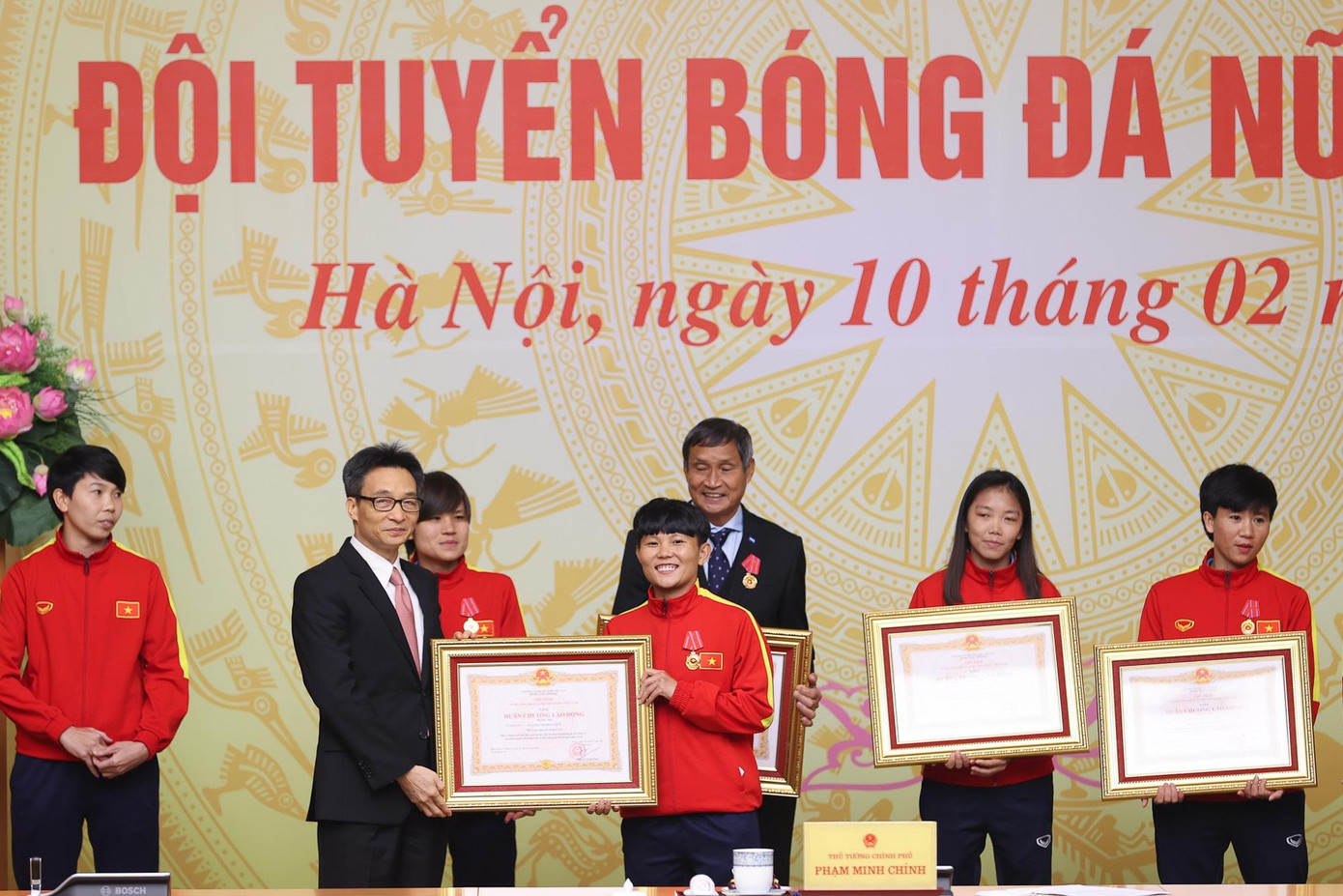 Phó Thủ tướng trao Huân chương cho các cầu thủ. (Ảnh: Như Ý)
