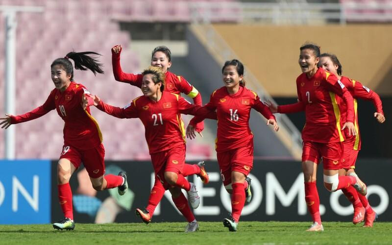 Với chiến thắng 2-1 trước nữ Đài Loan (Trung Quốc), các cô gái áo đỏ đã giành tấm vé dự World Cup lần đầu tiên trong lịch sử. Với chiến thắng 2-1 trước nữ Đài Loan (Trung Quốc), các cô gái áo đỏ đã giành tấm vé dự World Cup lần đầu tiên trong lịch sử.