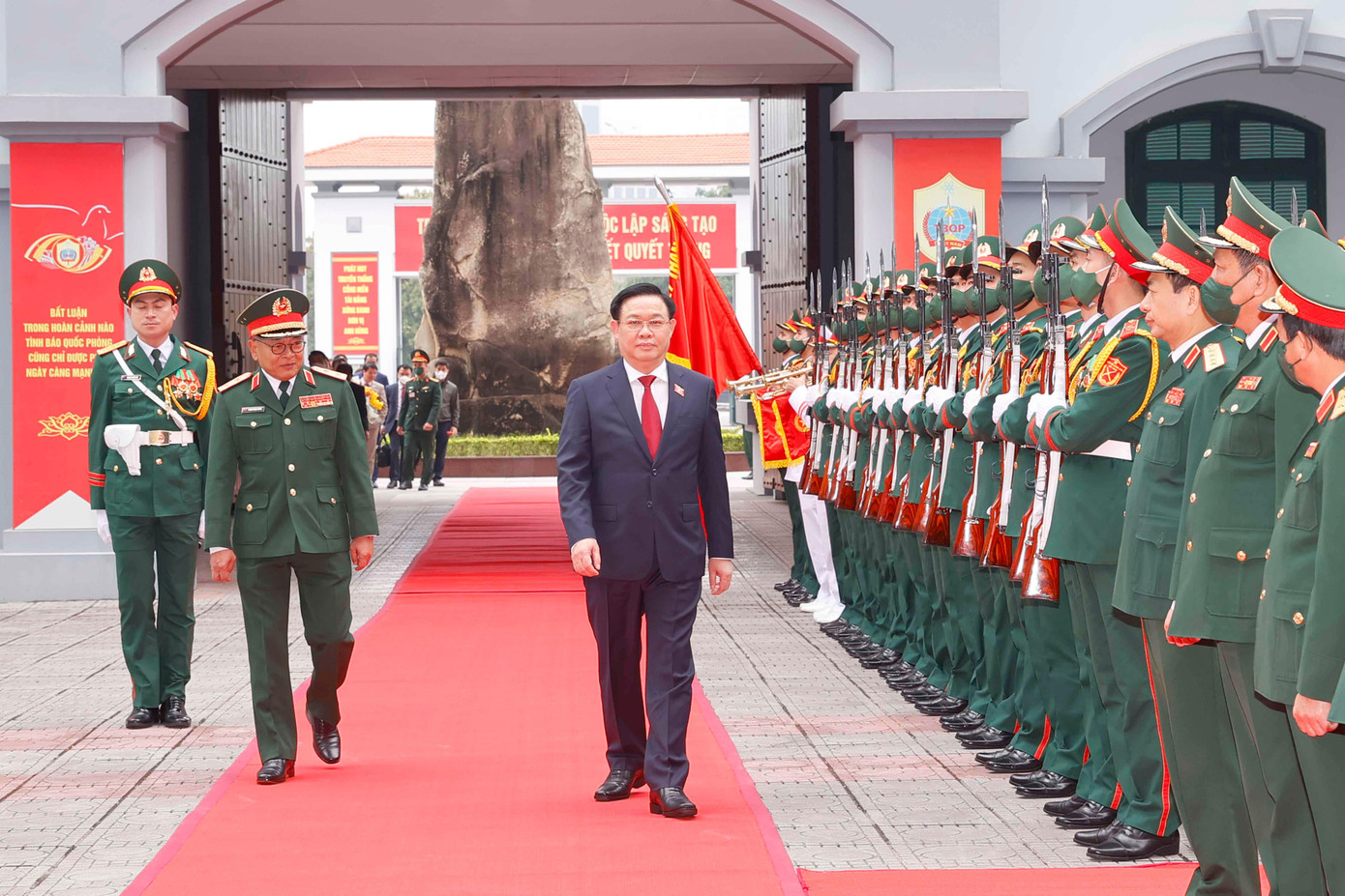 Chủ tịch Quốc hội Vương Đình Huệ thăm và làm việc với Tổng cục II, Bộ Quốc phòng. (Ảnh Doãn Tấn) Chủ tịch Quốc hội Vương Đình Huệ thăm và làm việc với Tổng cục II, Bộ Quốc phòng. (Ảnh Doãn Tấn)