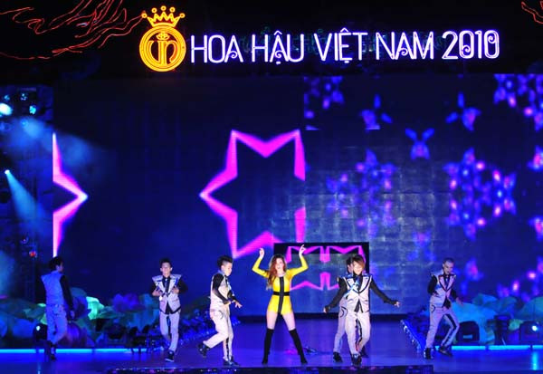 Màn biểu diễn của ca sĩ Hồ Ngọc Hà