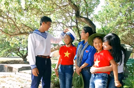 Dưới tán phong ba Song Tử Tây