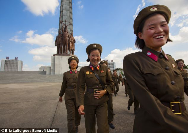 Đoàn nữ binh lính Triều Tiên đi qua một tượng đài ở thủ đô Bình Nhưỡng. Đoàn nữ binh lính Triều Tiên đi qua một tượng đài ở thủ đô Bình Nhưỡng