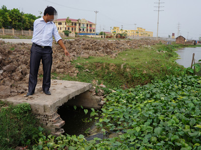 Anh N.T.L cán bộ địa chính xã Khánh Phú, chỉ địa điểm nguồn nước xả thải gây ô nhiễm