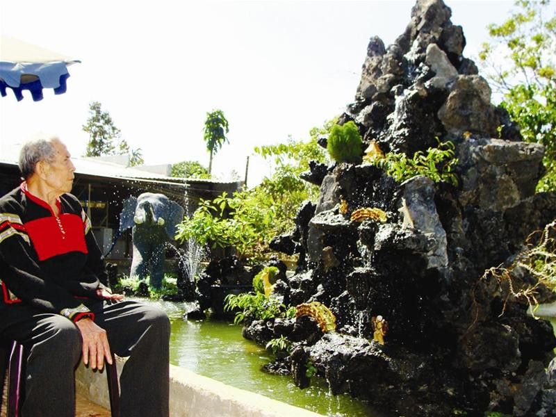 Vua voi ngắm con voi giả bên nhà cho đỡ nhớ rừng