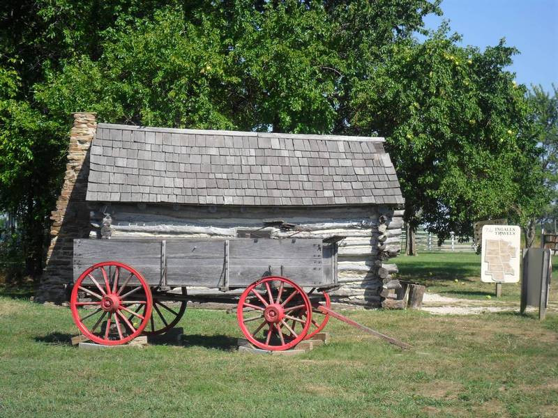 Ngôi nhà gỗ và xe kéo vẫn còn giữ nguyên như trong phim