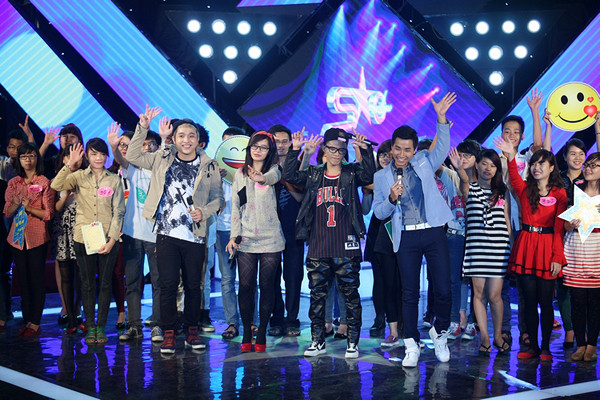  Đông đảo bạn trẻ đã đến cổ vũ cho Yanbi và Mr.T ghi hình 