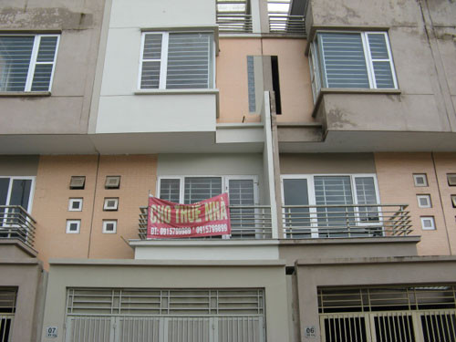 Tấm biển rao cho thuê nhà mục nát cùng thời gian