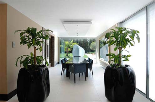 Bếp màu trắng với tủ bếp được thiết kế trữ đồ cho cả một đại gia đình. Màu trắng luôn đem lại sự sạch sẽ, sang trọng cho phòng bếp