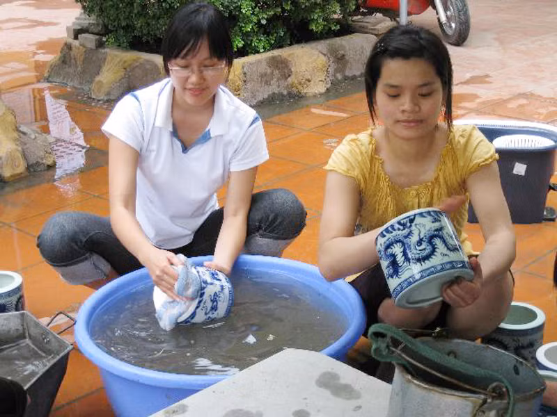 Thành viên nhóm Những người bạn tình nguyện giúp việc tại chùa Tứ Kỳ, Hà Nội