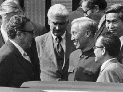 Ông Lê Đức Thọ và Kissinger ở Saint-Nom-La-Breteche, Pháp tháng 6-1973. Người mang kính đứng sát ông Thọ là Nguyễn Đình Phương. Ảnh: Getty Images