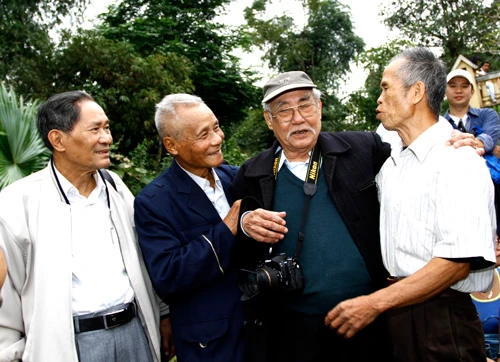 Những người thuộc thế hệ đầu tiên của báo gặp lại những người từng sát cánh với báo Tiền Phong những năm tháng trụ sở báo trên bản Dõn