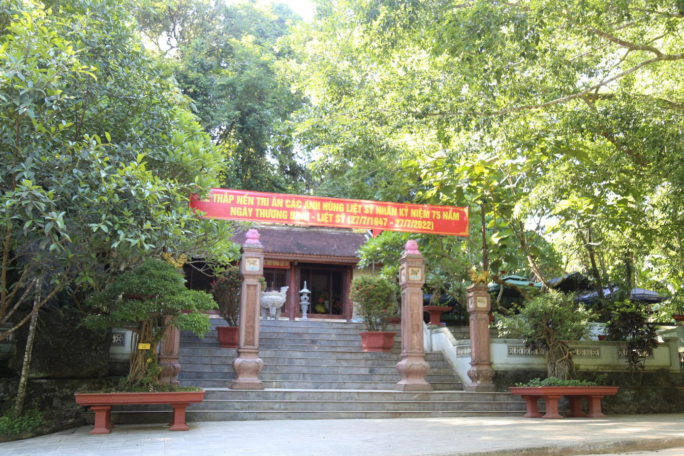 Đền tưởng niệm các anh hùng liệt sĩ đường 20 Quyết Thắng