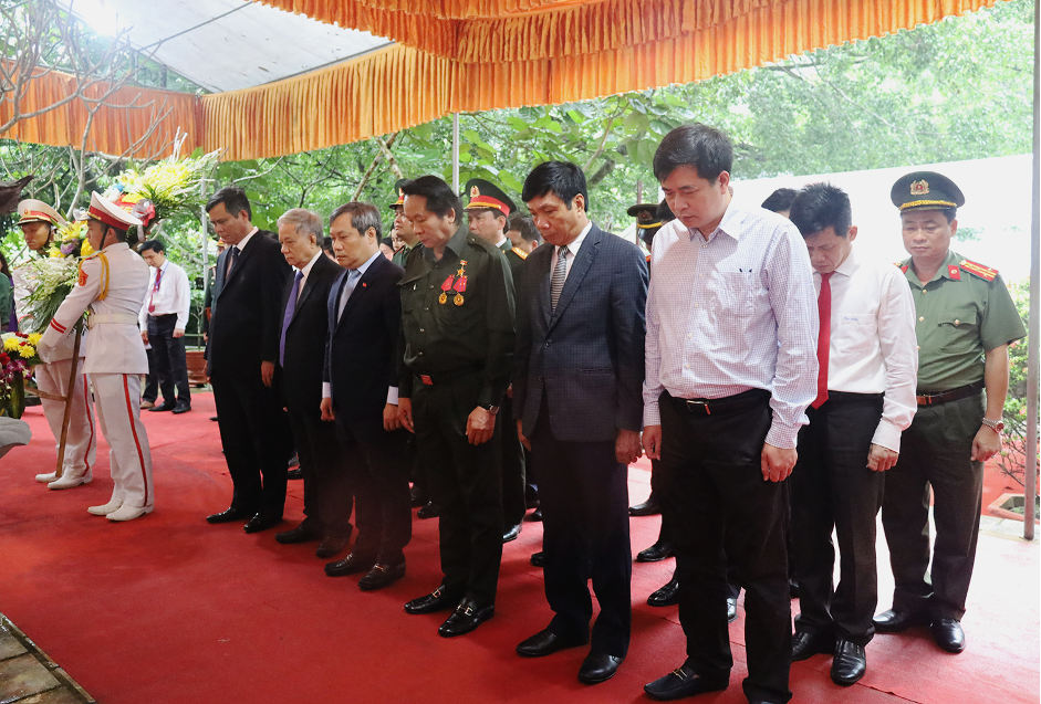 Lãnh đạo tỉnh Quảng Bình dâng hương tại Đền thờ các anh hùng liệt sĩ đường 20 - Quyết Thắng.