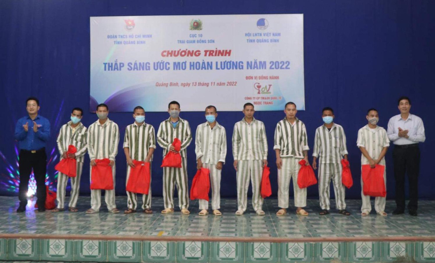 Tặng quà động viên các phạm nhân tại trại giam Đồng Sơn (Tp. Đồng Hới - Quảng Bình)