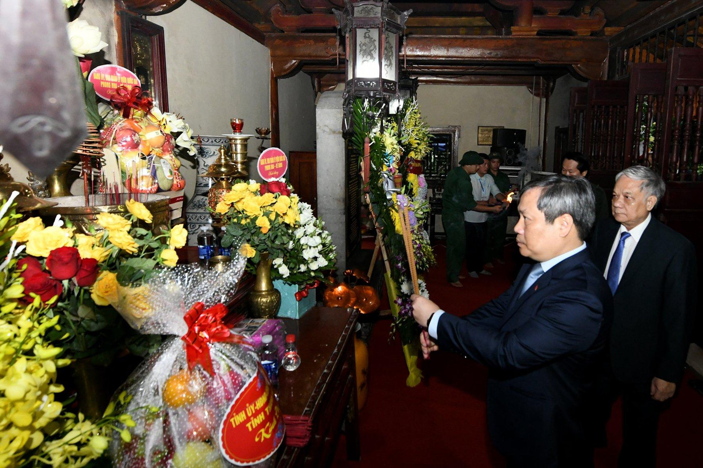 Ông Vũ Đại Thắng - Bí thư tỉnh uỷ Tỉnh Quảng Bình dâng hương các anh hùng liệt sĩ