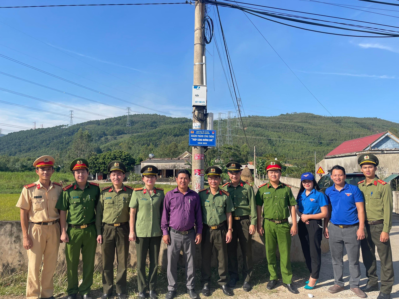 Khánh thành công trình thắp sáng đường quê Khánh thành công trình thắp sáng đường quê