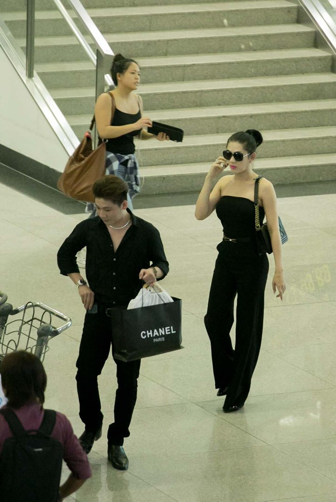 Vừa xuống máy bay, ca sĩ chuyển giới đã bận rộn với những cuộc điện thoại. Sau khi thẳng thắn chia sẻ về chuyện thay đổi giới tính, Lâm Chi Khanh ngày càng đắt show đi hát tại các tụ điểm trên cả nước