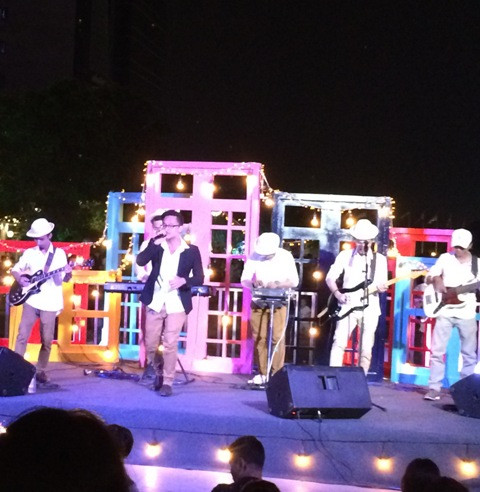 Khán giả xúc động nắm tay nhau 'chia tay' chương trình nghệ thuật trên phố Nguyễn Huệ ảnh 2