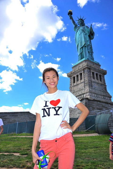 Thiên Trang tạo dáng dưới nữ thần tự do. Thiên Trang tạo dáng dưới nữ thần tự do