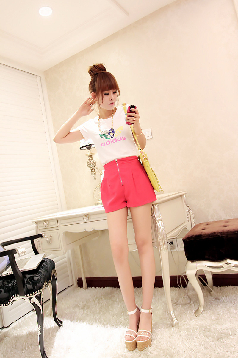 Trong tủ đồ nhà bạn hẳn không thể thiếu quần shorts. Với chức năng mang lại sự thoải mái, năng động cũng như giúp bạn gái “khoe” đôi chân thon cuốn hút, quần shorts lúc nào cũng được xếp vào list những món đồ cô nàng nào cũng phải có mỗi khi hè tới. Bạn sẽ vô cùng nổi bật cùng short hoa mang nhiều màu sắc được cách điệu với các họa tiết hoa nhỏ, to khác nhau. Bạn nên kết hợp short họa tiết hoa với áo có gam màu đơn sắc như màu đen, màu be, màu trắng... Khắc phục nhược điểm của quần short hơi thô cứng và chật chội hay những chiếc váy ngắn khiến chúng mình có thể gặp sự cố “hớ hênh” khi vận động, quần short váy là sự kết hợp hoàn hảo để teen girl khoe vẻ đáng yêu, xinh xắn mà cực kỳ thoải mái. Ngoài ra, các kiểu quần short màu sặc sỡ hay short đều có thể đem đến cho bạn gái nét trẻ trung năng động trong ngày hè.