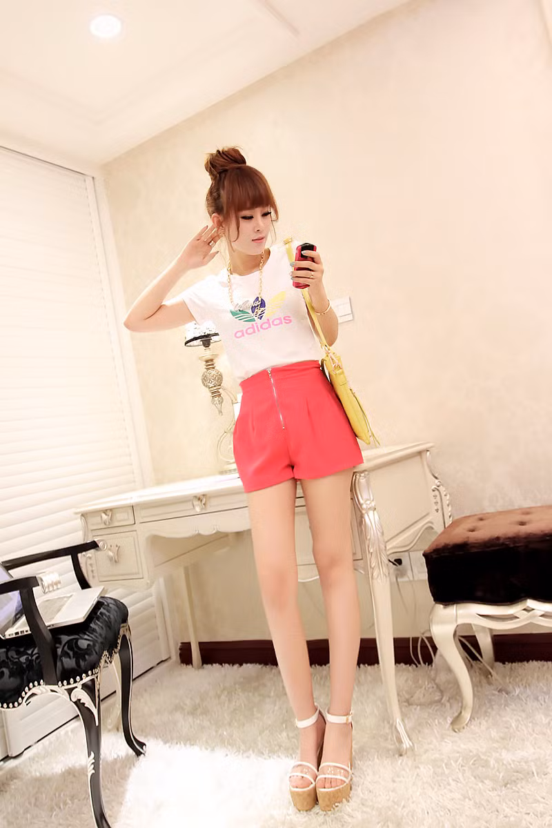 Trong tủ đồ nhà bạn hẳn không thể thiếu quần shorts. Với chức năng mang lại sự thoải mái, năng động cũng như giúp bạn gái “khoe” đôi chân thon cuốn hút, quần shorts lúc nào cũng được xếp vào list những món đồ cô nàng nào cũng phải có mỗi khi hè tới. Bạn sẽ vô cùng nổi bật cùng short hoa mang nhiều màu sắc được cách điệu với các họa tiết hoa nhỏ, to khác nhau. Bạn nên kết hợp short họa tiết hoa với áo có gam màu đơn sắc như màu đen, màu be, màu trắng... Khắc phục nhược điểm của quần short hơi thô cứng và chật chội hay những chiếc váy ngắn khiến chúng mình có thể gặp sự cố “hớ hênh” khi vận động, quần short váy là sự kết hợp hoàn hảo để teen girl khoe vẻ đáng yêu, xinh xắn mà cực kỳ thoải mái. Ngoài ra, các kiểu quần short màu sặc sỡ hay short đều có thể đem đến cho bạn gái nét trẻ trung năng động trong ngày hè.