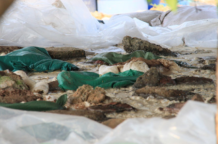 ...là váng đen, vàng, sủi bọt giữa đám lẫn lộn gạch đá, đất cát, bao tải...