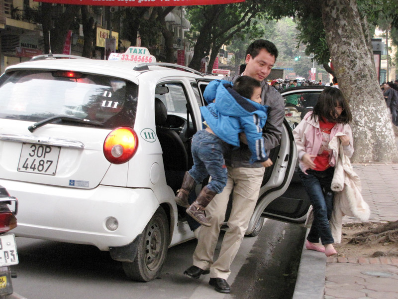 Nhiều gia đình đã chọn taxi để đi lại cho tiện
