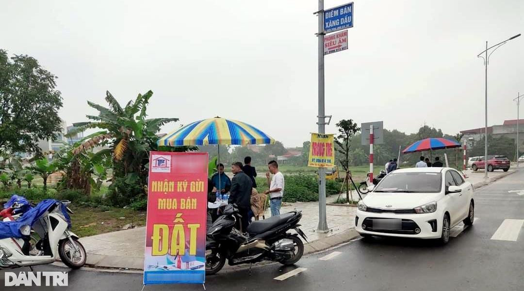 Một trong những nguyên nhân gây "sốt đất" ở nhiều địa phương thời gian chính là hoạt động "thổi giá" của "cò" (Ảnh: Hà Phong). Một trong những nguyên nhân gây "sốt đất" ở nhiều địa phương thời gian chính là hoạt động "thổi giá" của "cò" (Ảnh: Hà Phong).