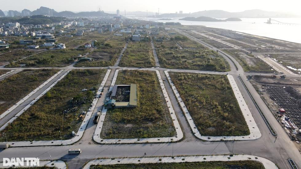 Sau "sốt nóng" các lô đất nền ở dự án Khu đô thị Cao Xanh - Hà Khánh (TP Hạ Long) rơi vào cảnh bỏ hoang, rao bán không người mua (Ảnh: Hà Phong). Sau "sốt nóng" các lô đất nền ở dự án Khu đô thị Cao Xanh - Hà Khánh (TP Hạ Long) rơi vào cảnh bỏ hoang, rao bán không người mua (Ảnh: Hà Phong).