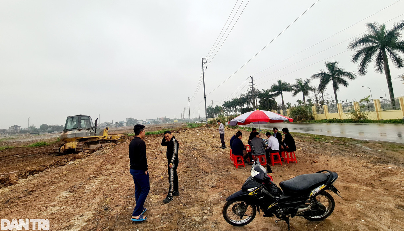 "Cò" đất thường tổ chức thành một nhóm để diễn "vở kịch" nhằm lôi kéo nhà đầu tư "xuống tiền" (Ảnh: Hà Phong). "Cò" đất thường tổ chức thành một nhóm để diễn "vở kịch" nhằm lôi kéo nhà đầu tư "xuống tiền" (Ảnh: Hà Phong).