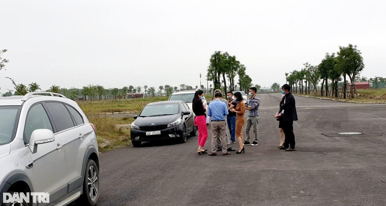 Nhà đầu tư F0 tham gia thị trường bất động sản khi "sốt đất" tiềm ẩn nhiều rủi ro (Ảnh: Hà Phong). Nhà đầu tư F0 tham gia thị trường bất động sản khi "sốt đất" tiềm ẩn nhiều rủi ro (Ảnh: Hà Phong).