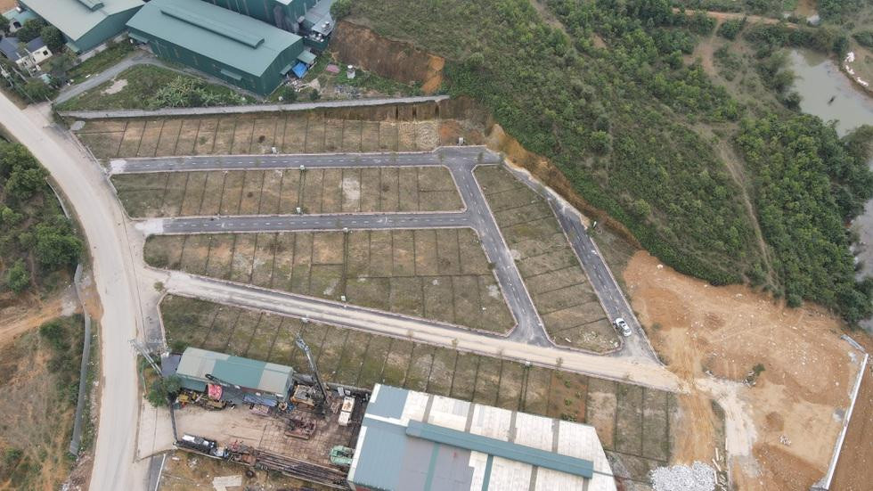 Đất nền phân lô "núp bóng" tách thửa ở các huyện ven nội thành Hà Nội bỏ hoang sau khi được "cò" thổi rầm rộ (Ảnh: Hà Phong) Đất nền phân lô "núp bóng" tách thửa ở các huyện ven nội thành Hà Nội bỏ hoang sau khi được "cò" thổi rầm rộ (Ảnh: Hà Phong)