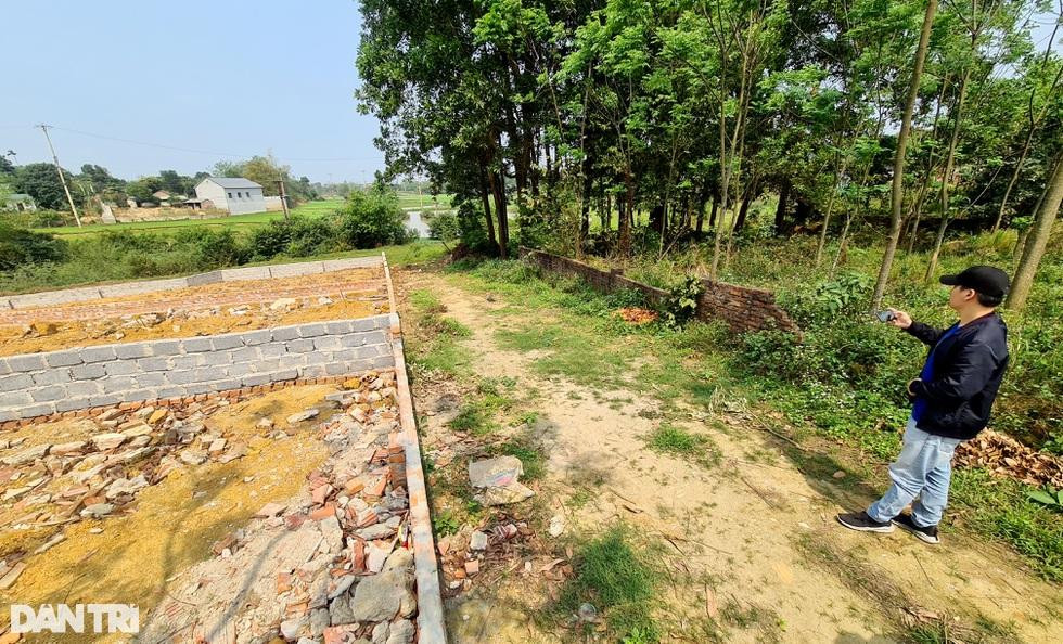 Lao vào "sốt đất", người người nhà nhà bỏ sản xuất, kinh doanh đi buôn đất (Ảnh: Hà Phong). Lao vào "sốt đất", người người nhà nhà bỏ sản xuất, kinh doanh đi buôn đất (Ảnh: Hà Phong).